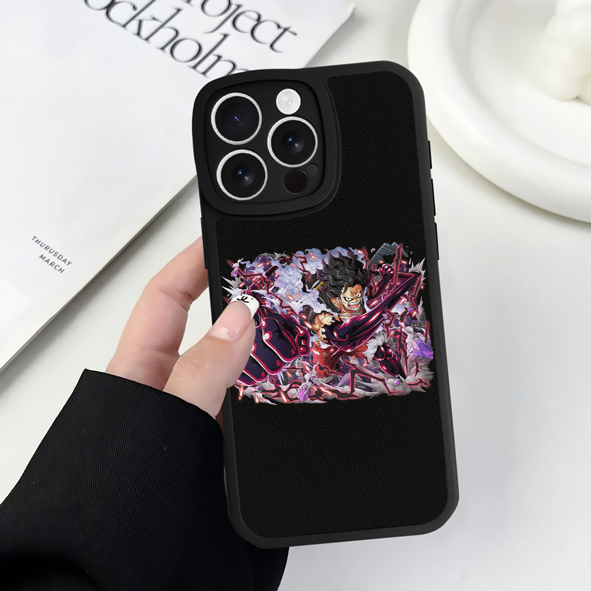 （画像用） ワンピース モンキー・D・ルフィ ONE PIECE Monkey D. Luffy 【iPhone 16シリーズ対応】シリコンスマホケース（レザー調） 材質：シリコン